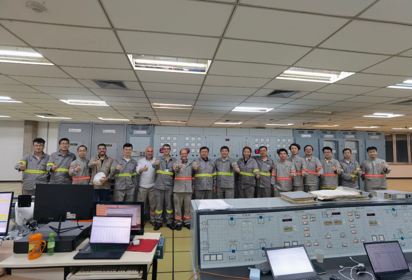 17344839194656294u3V.jpg 图片2:投运后主控室合影.jpg