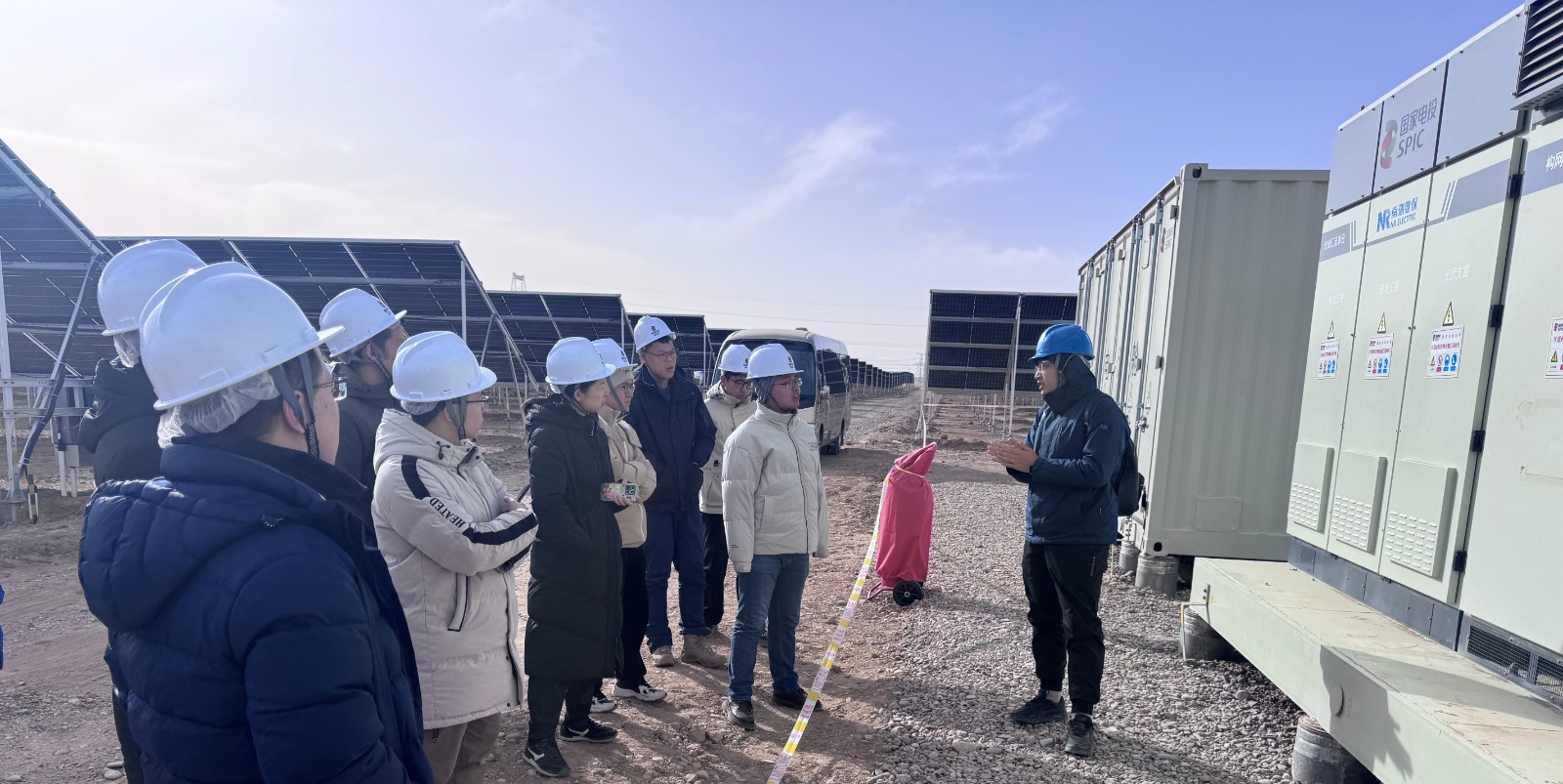 图2 现场给电网及高校专家讲解设备.jpg